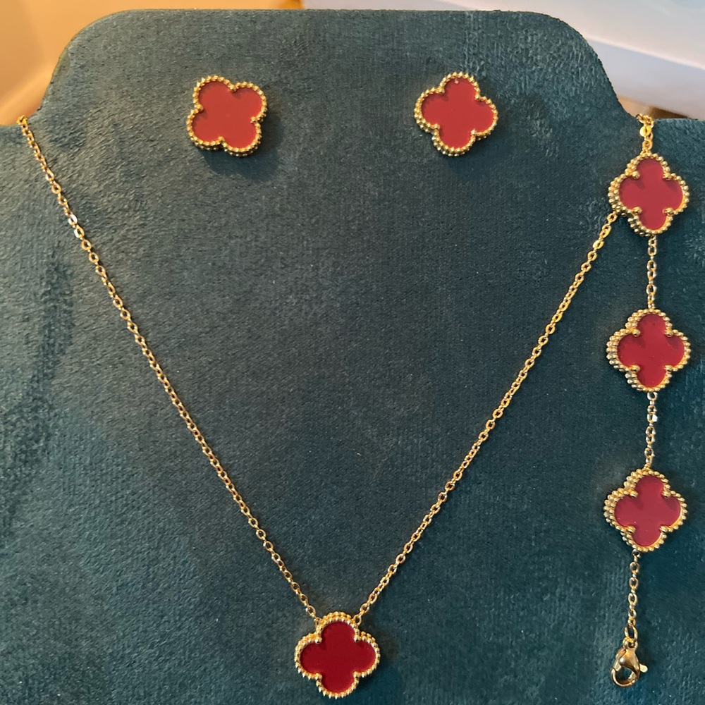- 3 piece luxe clover set stainless steel 18k Gold